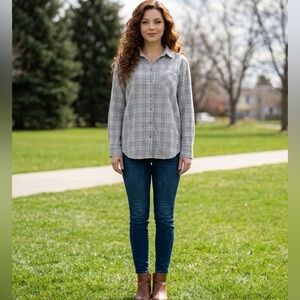 Women’s Blue and ivory Plaid Button-Up Shirt size large nwt